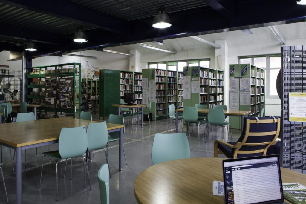 Biblioteca civica Primo Levi in via IV Novembre 19, presso La Fabrica