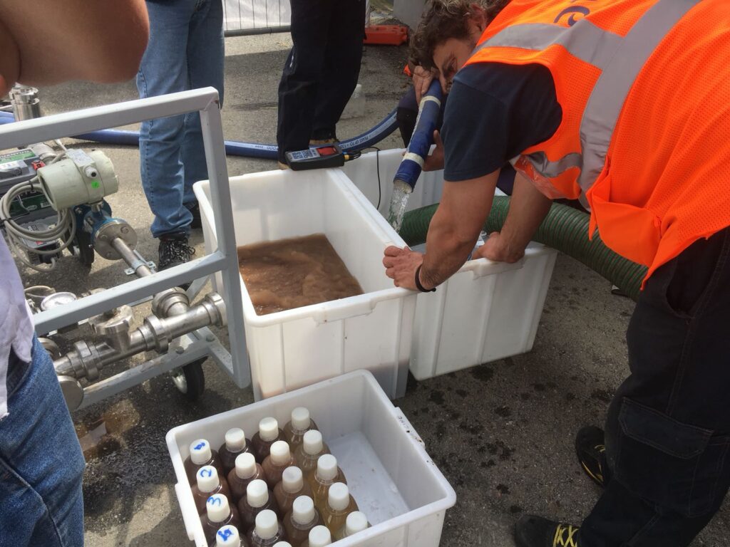 Foto di repertorio, 9 maggio 2018 - Campioni prelevati in maniera progressiva dalla prima uscita dell'acqua all'inserimento del siluro di ghiaccio, fino al completamento della procedura