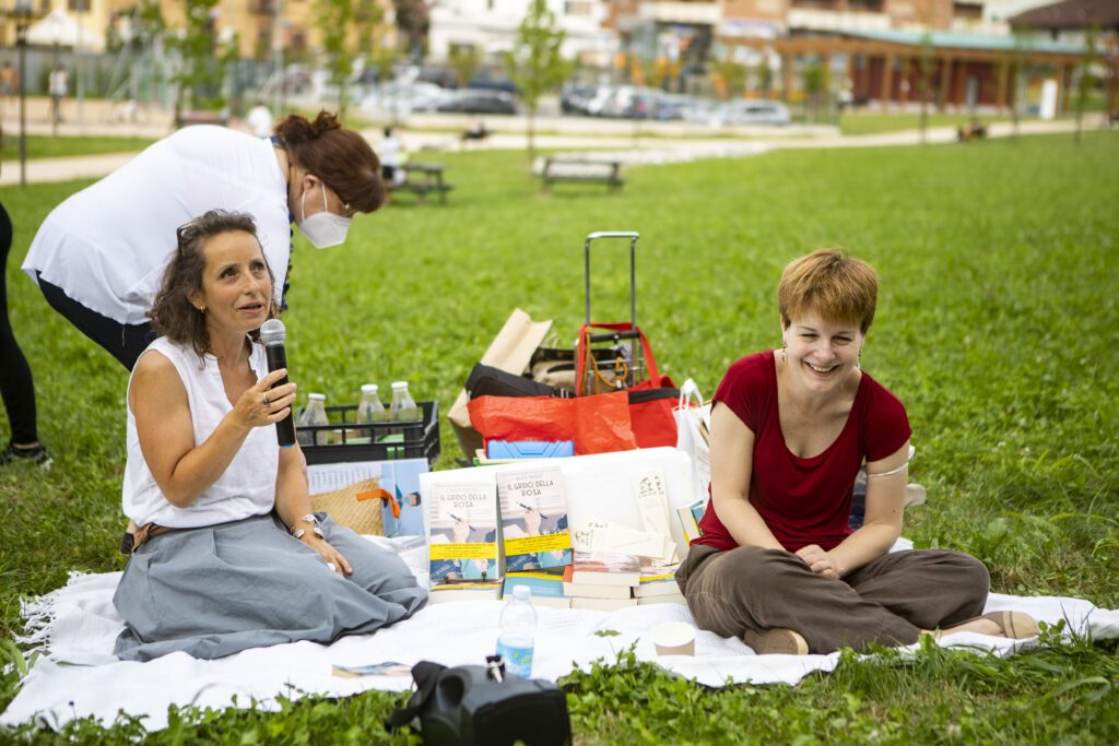 Martina Franchino della libreria La Casa dei libri di Avigliana insieme ad Alice Basso nel picnic con l'autrice del 2021 al parco Alveare verde