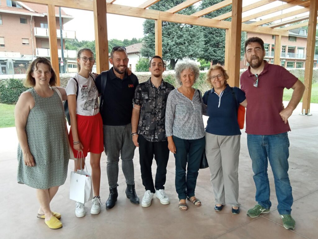 Nella foto: Claudia Folco, presidente presidio insieme alla figlia Elisabetta, Francesco Clemente, Francesco Falcone, Elisabetta e Ilenia del presidio Libera Bassa Val Susa, Francesco Calabrò, ufficio giovani Comune di Avigliana
