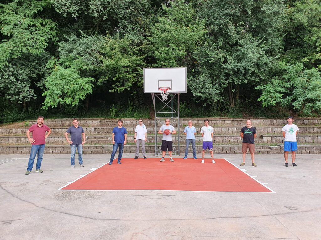 Gli assessori allo Sport Enrico Tavan e ai Lavori pubblici Andrea Remoto insieme al presidente dell'Avigliana basket Francesco Calabrò e allo staff della società sportiva