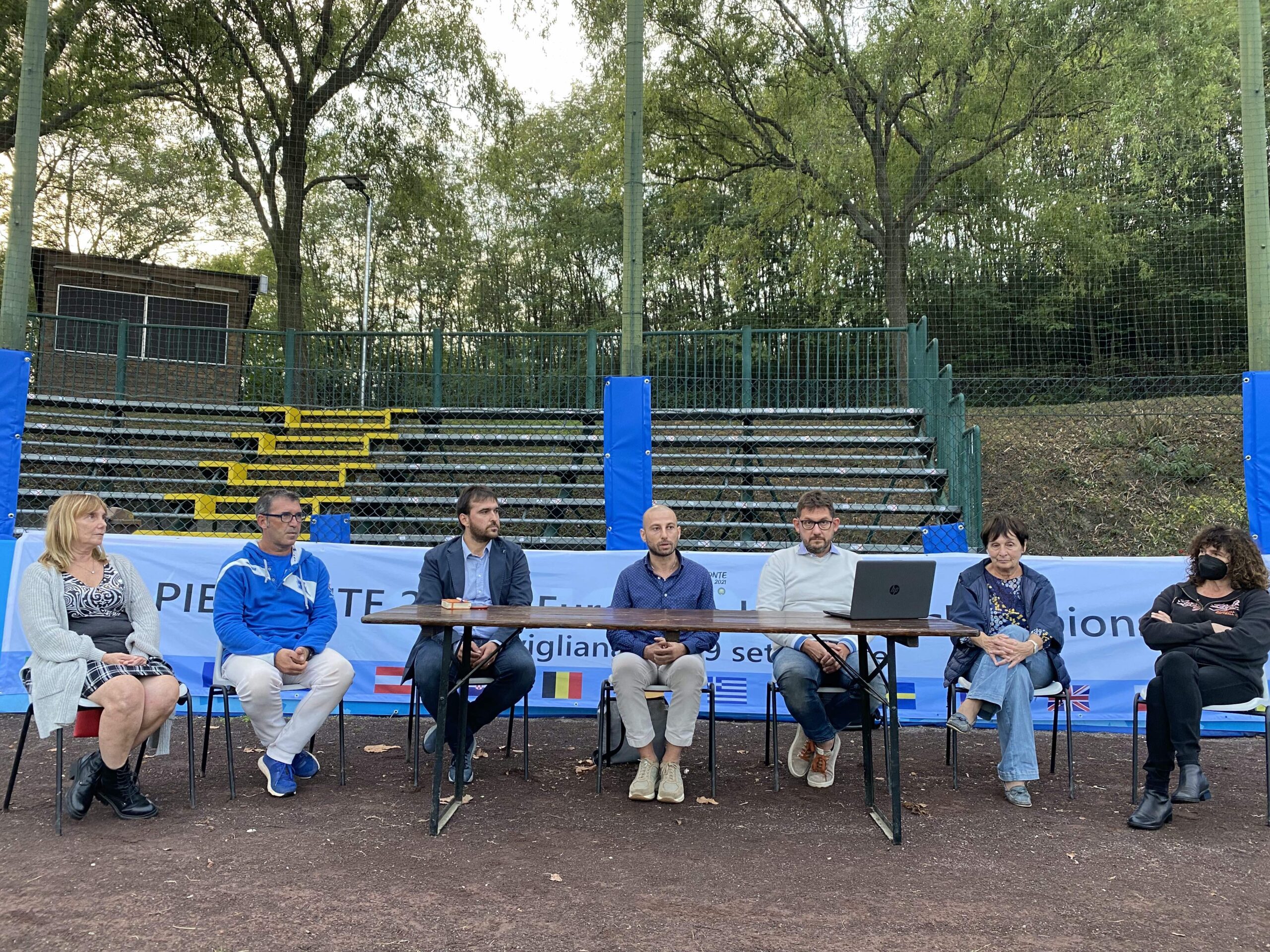 Da sinistra, Bruna Mattea, presidente Rebels, Paolo Murgia, segretario Rebels, Enrico Tavan, assessore allo Sport, Andrea Archinà, sindaco di Avigliana, Andrea Remoto, assessore ai Lavori pubblici, Emma d’Ambrosio, vicepresidente Bees, Nadia Conti, presidente Bees