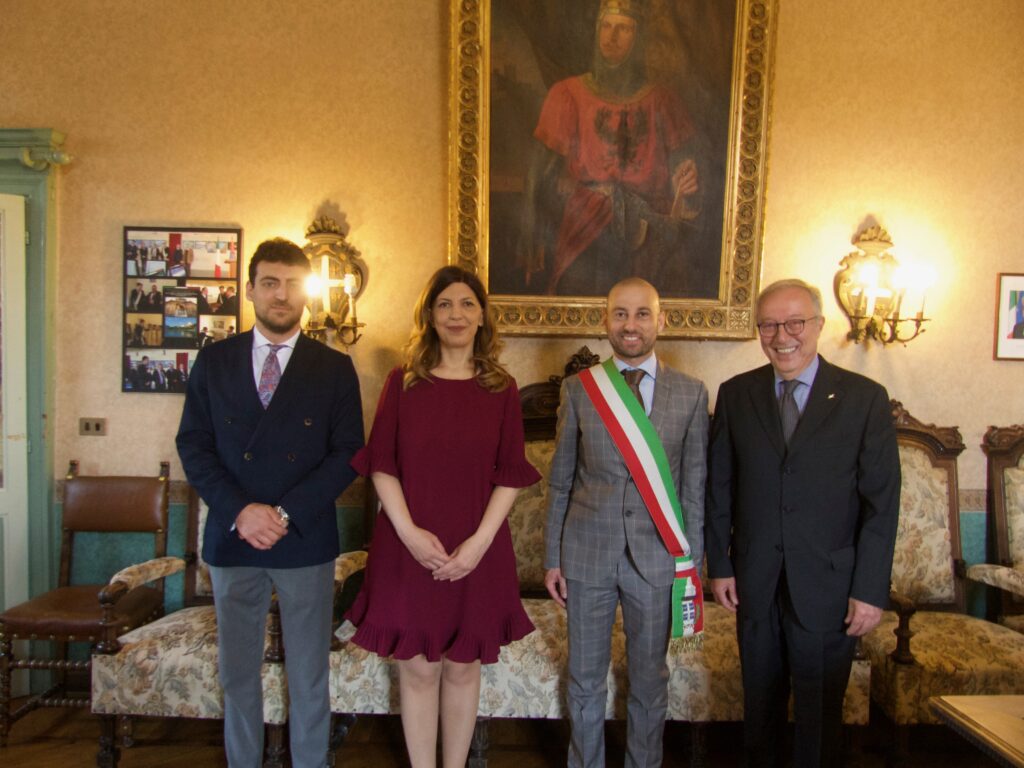 L'assistente Vahe Arakelian, l'ambasciatrice della Repubblica d’Armenia Tsovinar Hambardzumyan, il sindaco di Avigliana Andrea Archinà, Garen Kokciyan, cittadino armeno residente ad Avigliana