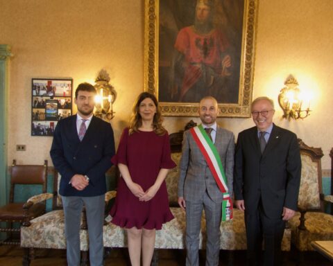 L'assistente Vahe Arakelian, l'ambasciatrice della Repubblica d’Armenia Tsovinar Hambardzumyan, il sindaco di Avigliana Andrea Archinà, Garen Kokciyan, cittadino armeno residente ad Avigliana