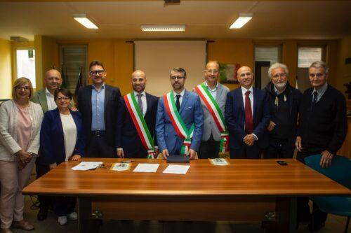 Siglato il Patto di amicizia tra il Comune di Avigliana e il Comune di Colleferro, in provincia di Roma alla presenza del sindaco di Colleferro Pierluigi Sanna, del sindaco di Avigliana Andrea Archinà, del presidente del Consiglio comunale di Colleferro Emanuele Girolami, dell'assessore ai Lavori pubblici del Comune di Avigliana Andrea Remoto, del consigliere regionale Paolo Ruzzola, del sindaco di Cavour Sergio Paschetta, che già nel 2023 ha stretto un analogo patto con Colleferro, della vicesindaco di Buttigliera Alta Laura Saccenti, dei presidenti delle associazioni Amici di Avigliana Silvio Amprino e il Filo della memoria Manuela Massola