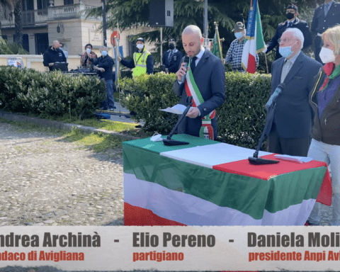 Il sindaco Andrea Archinà insieme a Elio Pereno e Daniela Molinero, presidente Anpi Avigliana durante le celebrazioni del 25 aprile 2021 (archivio Avigliananotizie)