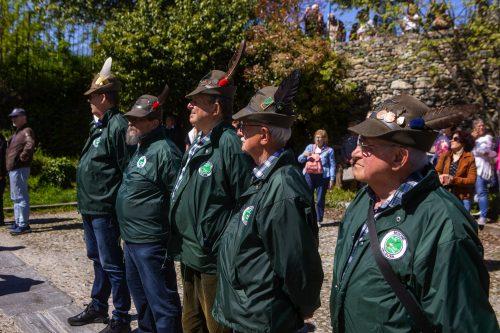 Gli alpini dell'Ana di Avigliana: Claudio Mollea (penna bianca), Gianni Portigliatti, Mauro Casati, Giovanni Periale, Bruno Pogolotti