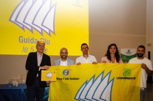 Il sindaco di Avigliana Andrea Archinà e l'assessore all'Ambiente Stefano Ditella ritirano la bandiera delle 5 Vele consegnata da Legambiente