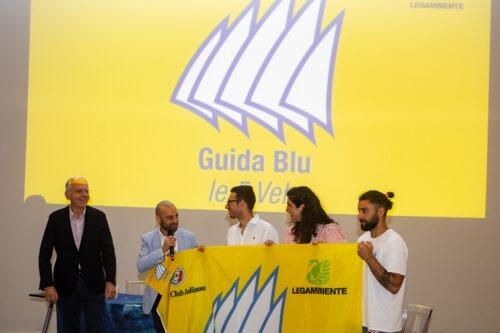 Il sindaco di Avigliana Andrea Archinà e l'assessore all'Ambiente Stefano Ditella ritirano la bandiera delle 5 Vele consegnata da Legambiente