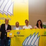 Il sindaco di Avigliana Andrea Archinà e l'assessore all'Ambiente Stefano Ditella ritirano la bandiera delle 5 Vele consegnata da Legambiente