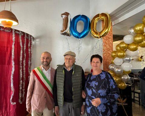 Il sindaco Andrea Archinà e la vicesindaco Paola Babbini, insieme ad Antonio Brunatti - Foto di Ivo Blandino di Valsusa oggi, per gentile concessione
