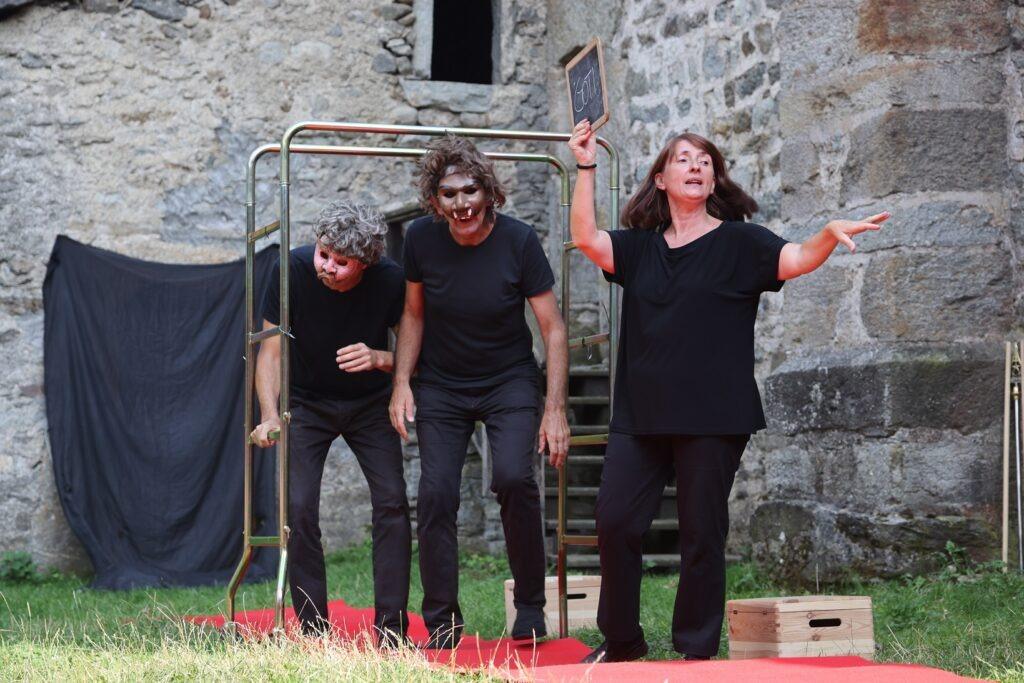 Passaggi è uno spettacolo messo in scena dall'associazione Artemuda, scritto, diretto e interpretato da Roberto Micali, Renato Sibille, Patrizia Spadaro nell'ambito della rassegna della rassegna "Chantar l'Uvèrn"