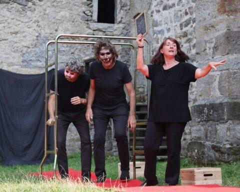 Passaggi è uno spettacolo messo in scena dall'associazione Artemuda, scritto, diretto e interpretato da Roberto Micali, Renato Sibille, Patrizia Spadaro nell'ambito della rassegna della rassegna "Chantar l'Uvèrn"