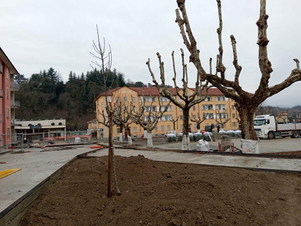 Sono in fase conclusiva i lavori del cantiere di piazza del Popolo. Sui platani storici della piazza è già stata effettuata la potatura