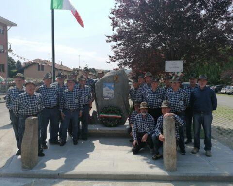 L'inaugurazione del monumento agli Alpini in via Roma nel 2022