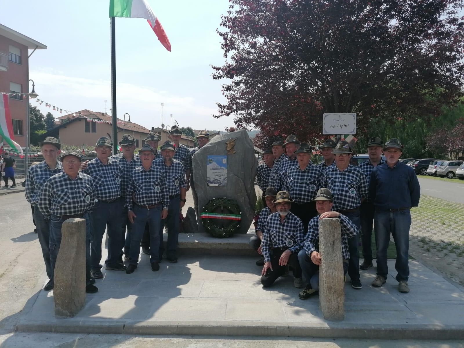 L'inaugurazione del monumento agli Alpini in via Roma nel 2022
