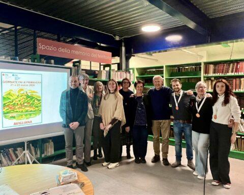 Il sindaco Andrea Archinà, l'assessora e vicesindaco Paola Babbini, la capo Delegazione Fai Valle di Susa Marilena Gally con alcuni dei volontari e una rappresentante di Azimut Yachts